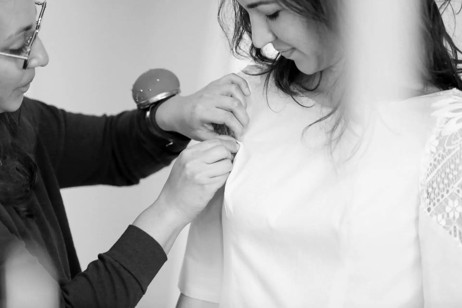 Séance d’essayage dans l’atelier, ajustements minutieux pour une coupe parfaite.