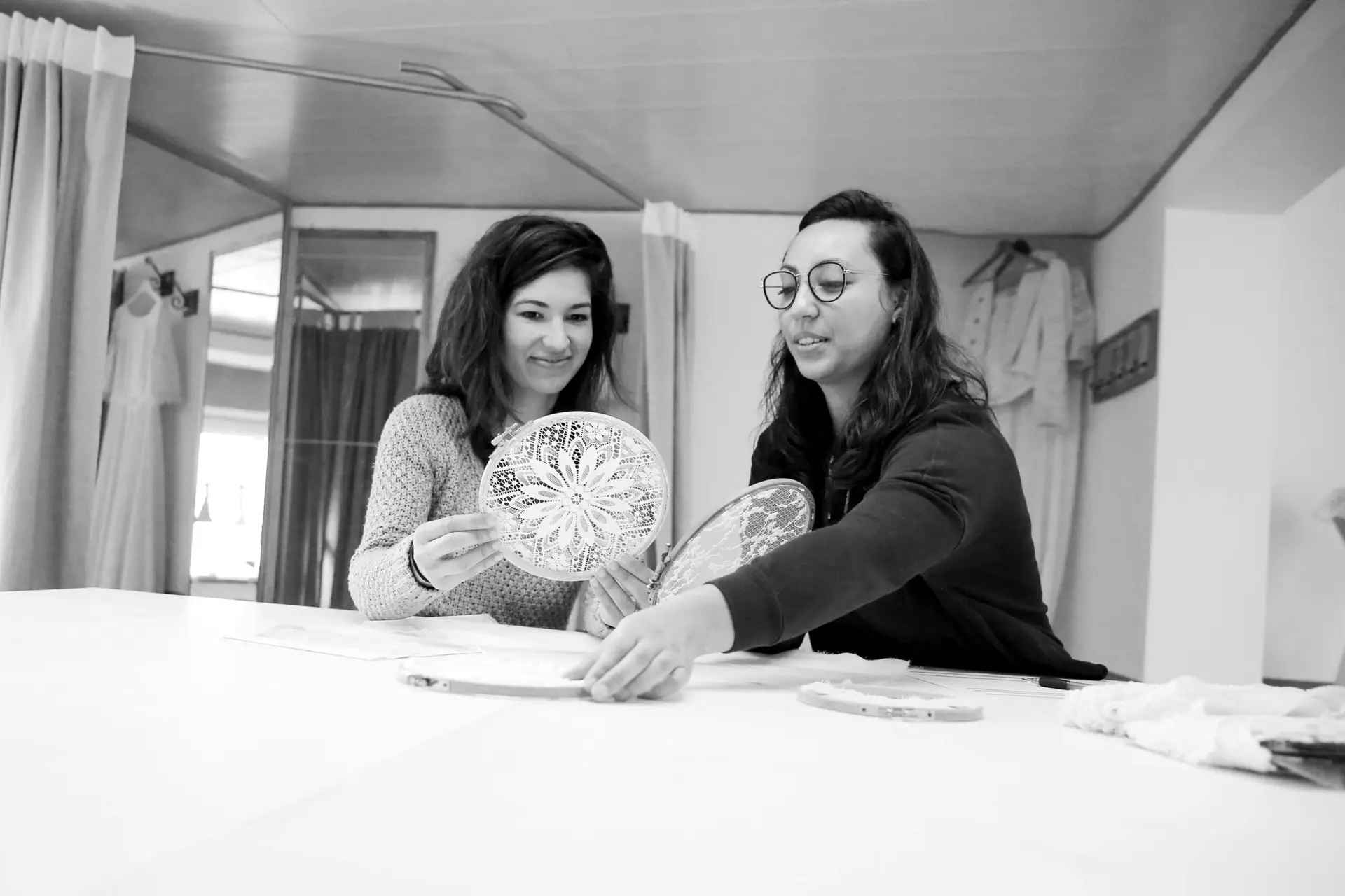 Sélection des tissus de haute qualité pour une robe sur-mesure, dans l'atelier Nirina Confection.