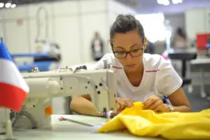 Yane-Nirina en plein travail lors des WorldSkills, alliant précision et créativité pour réaliser une pièce unique en sur-mesure dans le cadre du concours.