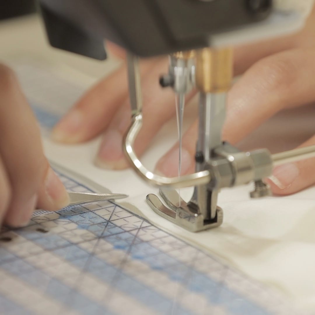 Assemblage des éléments d’une robe pour une finition parfaite.