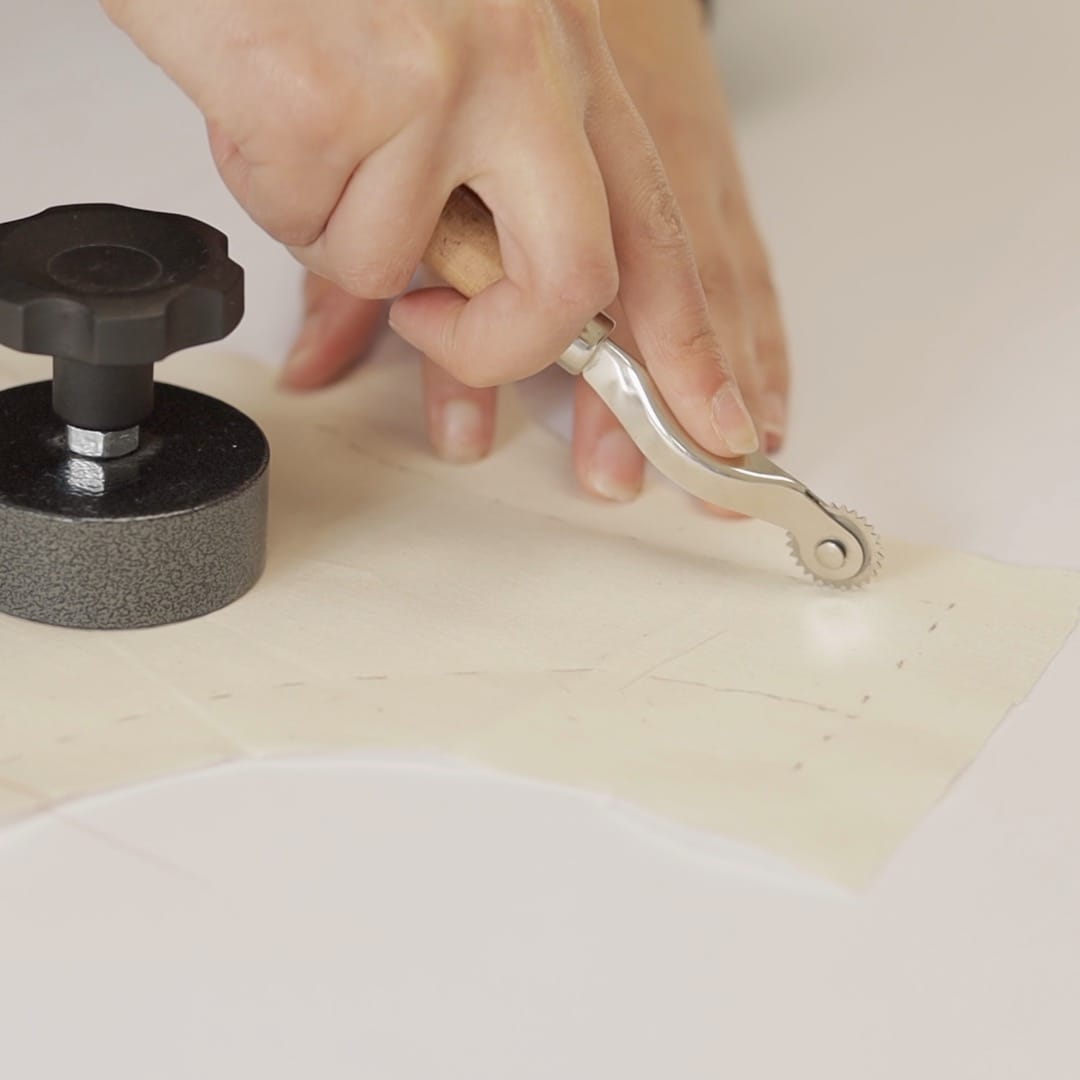 Travail artisanal lors du montage d’une tenue élégante.