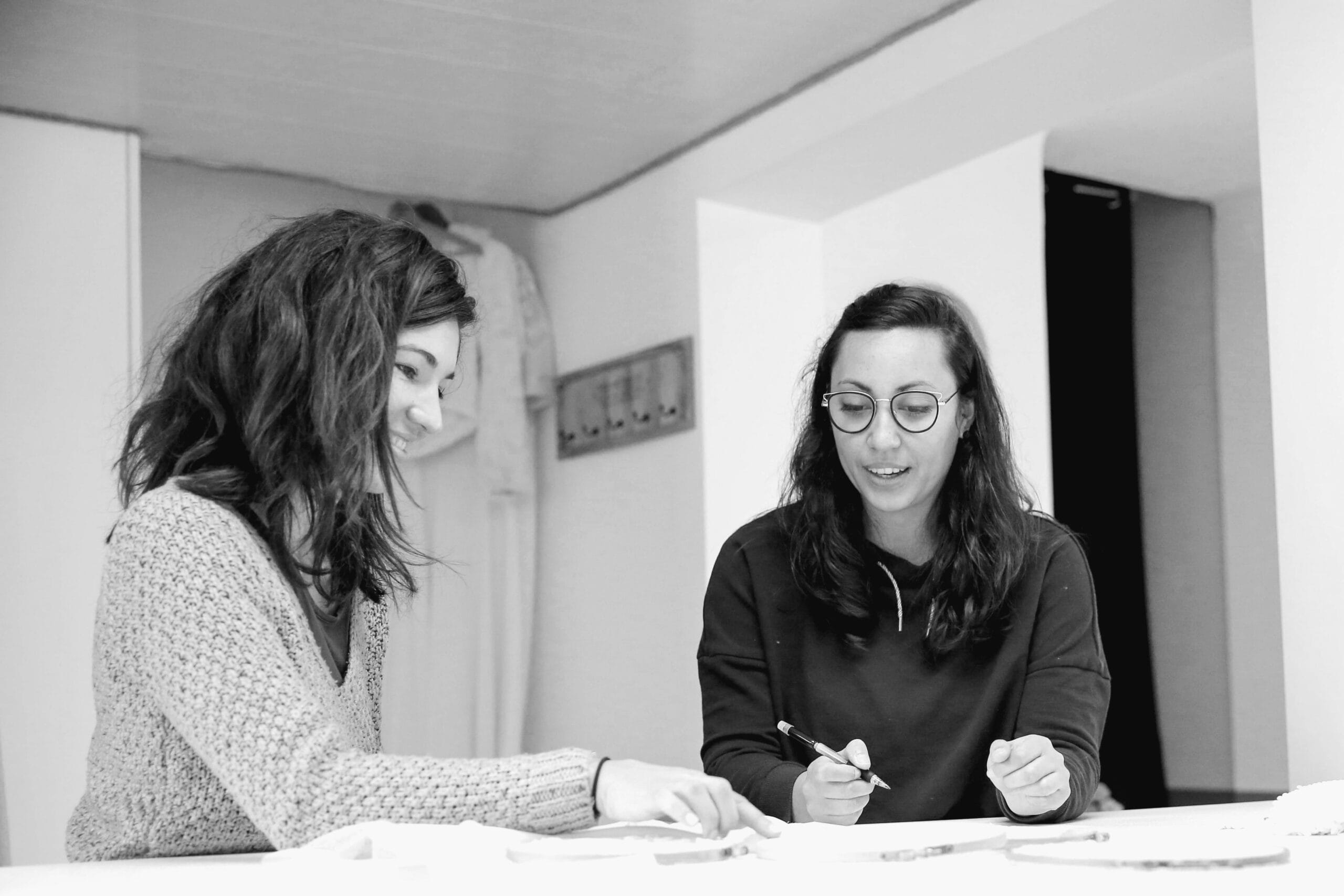 Écoute attentive des besoins d’un client pour créer une tenue unique