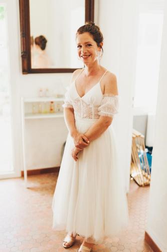 Une robe de mariée en cristal, alliant transparence subtile et éclat lumineux, pour une allure à la fois audacieuse et raffinée.