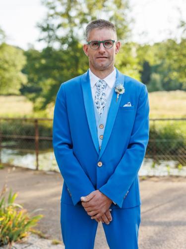 Un costume bleu électrique, élégant avec son col châle en satin et son gilet bleu ciel, apportant une touche de fraîcheur et d'originalité grâce à la cravate liberty.