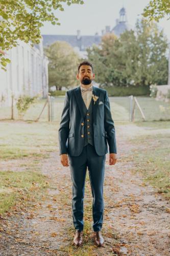 Ce costume 3 pièces bleu, avec des boutons en bois, allie sophistication moderne et détails authentiques pour un look à la fois chic et original.