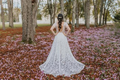 Modernité et élégance réunies dans une combinaison de mariée, sublimée par une traîne amovible en dentelle