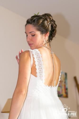 Élégance intemporelle : tulle délicat et galon