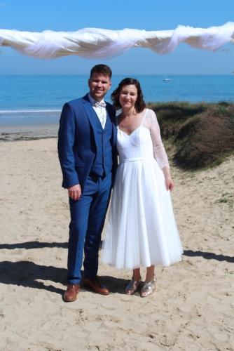 Une robe de mariée courte au mollet, légère en tulle et ornée de dentelle fine, alliant modernité et élégance pour un look frais et raffiné.