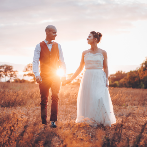 Une robe de mariée légère et aérienne, entièrement confectionnée en tulle, pour un look délicat et romantique qui se déploie avec grâce à chaque mouvement.
