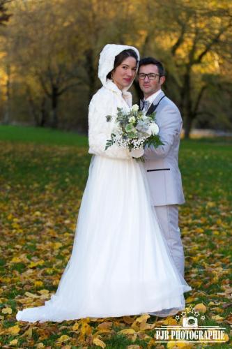 Une robe de mariée fluide en tulle, galon raffiné et veste en fourrure pour un confort absolu.