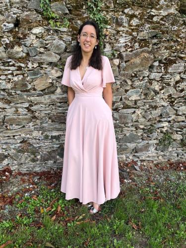 Une robe cocktail rose, parfaite pour un événement raffiné, avec des détails subtils qui apportent une touche d’élégance intemporelle.