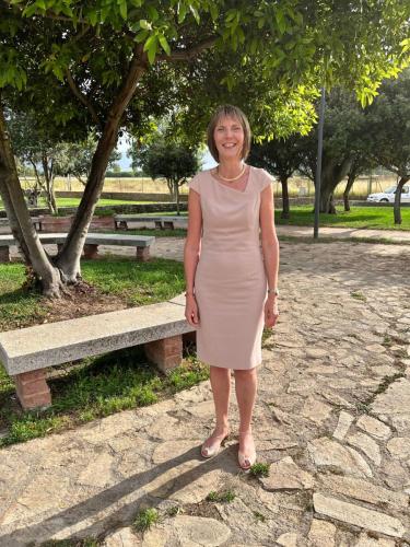 Cette robe rose poudré, au design simple et épuré, se distingue par son encolure asymétrique, alliant modernité et féminité.