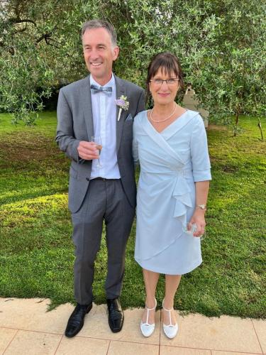 Cette robe bleu ciel, finement travaillée, combine délicatesse et élégance pour une maman de mariée qui souhaite briller tout en restant sobre.