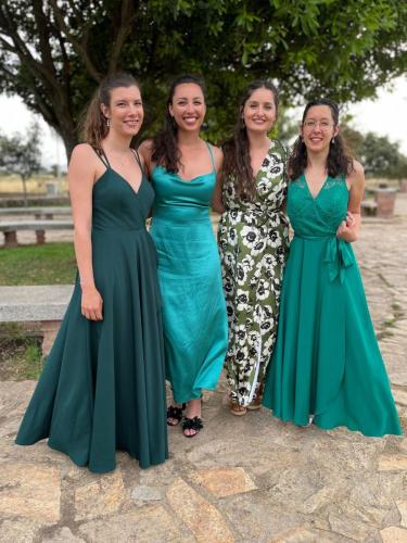 Des robes cocktail vertes, aux coupes et détails variés, offrant une touche de couleur chic et intemporelle pour chaque invitée.