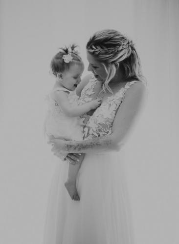 Des robes de mariée pour adultes et enfants, magnifiquement ornées de dentelle délicate, créant une harmonie parfaite entre élégance et tendresse pour un moment inoubliable
