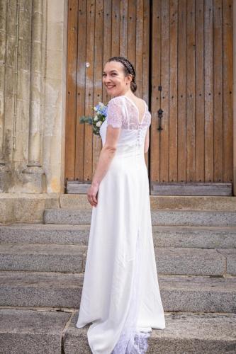 Une robe de mariée épurée, sublimée par un haut séparé en dentelle délicate, créant un équilibre parfait entre modernité et raffinement.