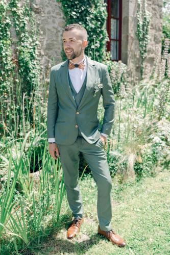 Le vert sauge, subtil et moderne, associé à des boutons en bois, crée un costume unique qui allie sophistication et caractère.
