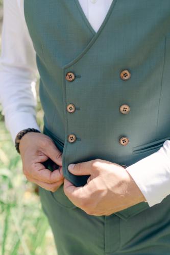 Un costume en vert sauge, à la fois doux et raffiné, avec des boutons en bois pour une touche de naturel et d’élégance.