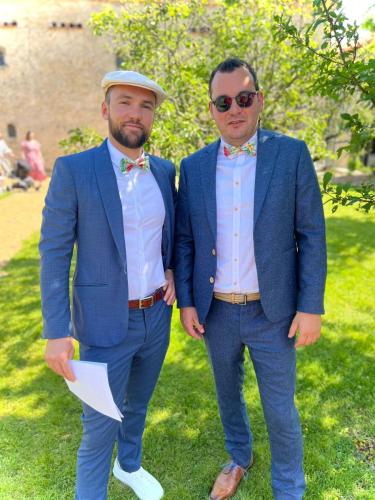 Deux costumes bleus, chacun unique dans sa coupe et ses détails, créant une allure raffinée et moderne pour toutes les occasions spéciales.