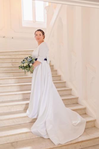 Robe de mariée en satin et une touche de couleur bleu nuit pour la ceinture.