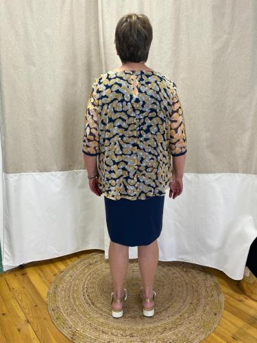 Cette robe bleu chic pour maman, associée à un voile aux motifs jaune et bleu, combine sophistication et originalité pour un look unique.