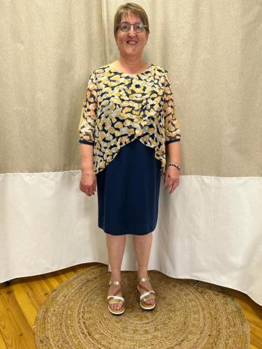 Une robe bleu élégante pour maman, sublimée par un voile aux motifs jaune et bleu, apportant une touche de fraîcheur et de couleur à l'ensemble.