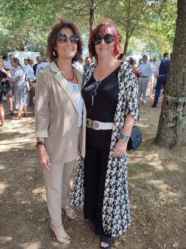 Deux silhouettes distinctes, chacune sublimée par un tailleur beige associé à une longue chemise pied-de-poule, pour un style chic et original.