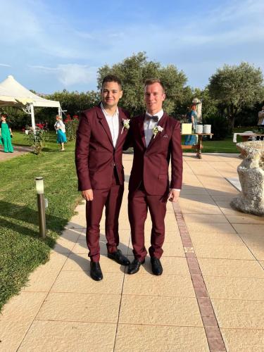 Des costumes bordeaux élégants et sur-mesure, créant une harmonie parfaite entre les témoins, pour une allure chic et sophistiquée.