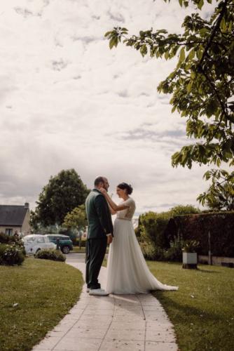 Robe de mariée en mousseline avec un détail de dentelle rafinée pour les manche et une quille dans le dos.