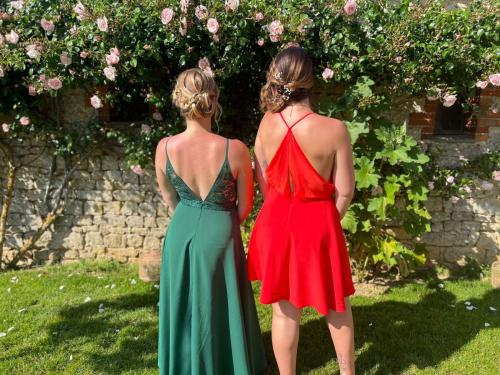 Deux robes cocktail vibrantes : une en vert forêt, élégante et profonde, et l'autre en orange sanguine, éclatante et audacieuse.