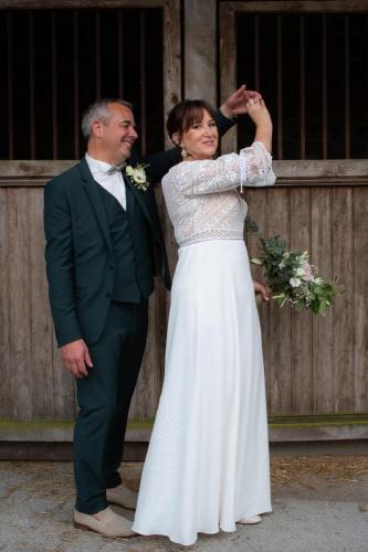 Une robe de mariée moderne et raffinée, sublimée par une dentelle géométrique qui apporte une touche contemporaine et originale.