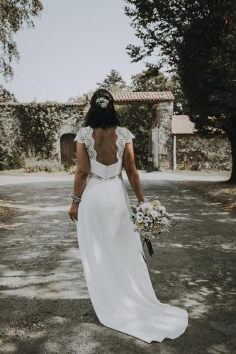 Mariage nature et élégant au Château de la Galissonnière, où l'épuration se marie à la finesse de la dentelle.