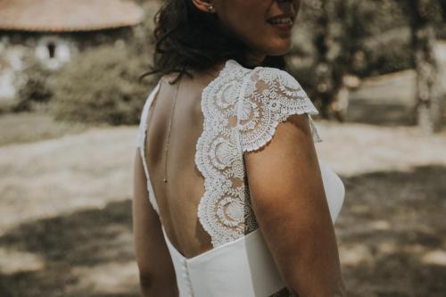 Une robe de mariée avec une dentelle délicate, capturant la beauté d'un mariage intime et naturel.