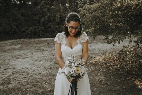 Simplicité et raffinement : une robe épurée avec de délicates touches de dentelle aux manches et à la ceinture.