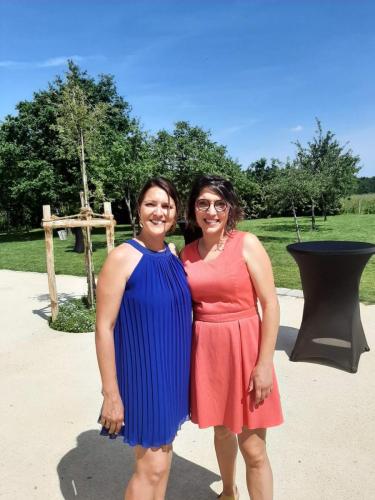 Deux robes cocktail contrastées : une en bleu électrique plissé, dynamique et moderne, et l'autre en rose corail, douce et féminine.
