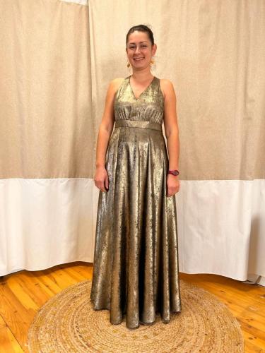 Une robe cocktail dorée, élégante et lumineuse, idéale pour briller lors d'une soirée chic et raffinée