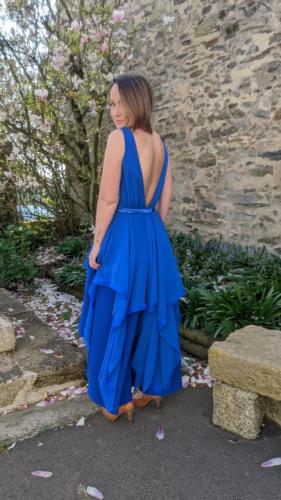 Une robe cocktail bleu électrique, accentuée de volants en mousseline pour un look aérien et élégant, alliant dynamisme et féminité.
