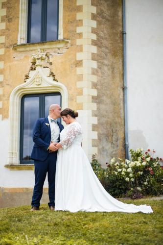 Une robe de mariée au style moderne, sublimée par une dentelle audacieuse et raffinée, pensée pour mettre en valeur chaque silhouette avec élégance et confort.