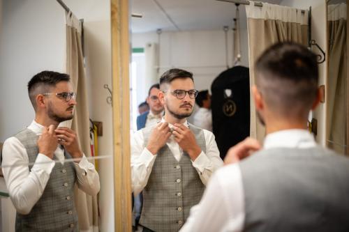 Ce gilet à carreaux gris apporte une dimension raffinée et contemporaine, parfait pour ajouter du caractère à une tenue