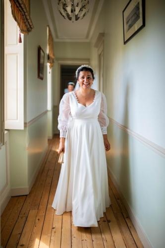 Une robe de mariée élégante, sublimée par des manches transparentes, créant une allure légère et moderne tout en conservant une touche de sophistication.